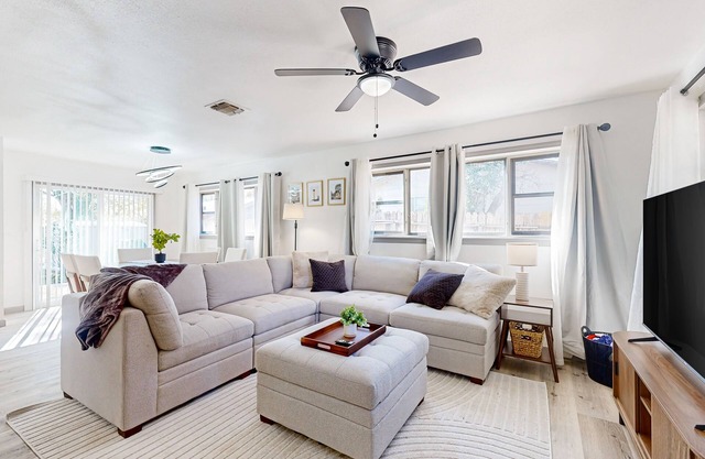 Charming home with grill & outdoor hangout - close to River Walk