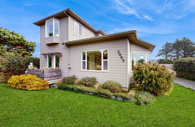 Charming home with WiFi, deck, & grill - 1 block to the beach