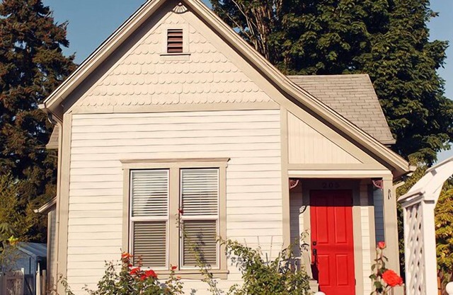 Charming home within walking distance of gourmet dining, wine tasting & shopping