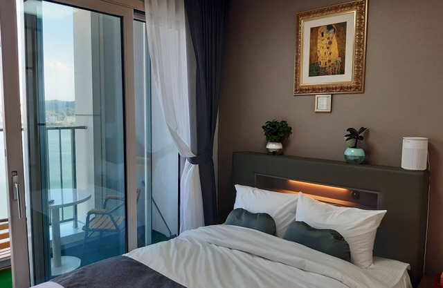 Charming hotel suite in marvelous Sokcho-si with WiFi