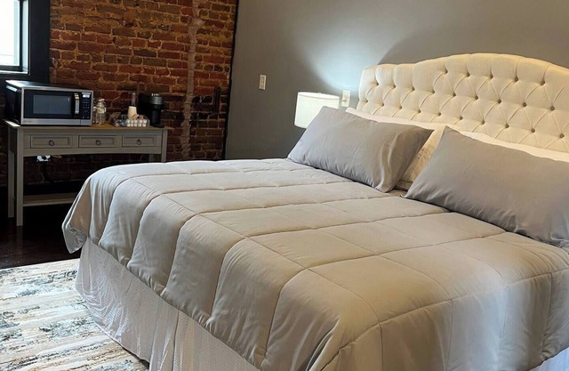 Charming hotel suite with AC and WiFi in serene downtown Marshall, TX