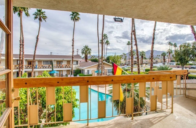 Charming hotel with pool, hot tub, putting green and cafe'