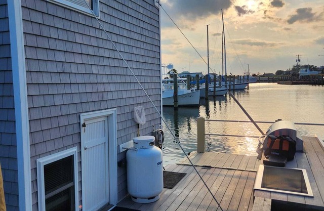 Charming house boat with 2 bedrooms and WiFi, AC in Cape Charles