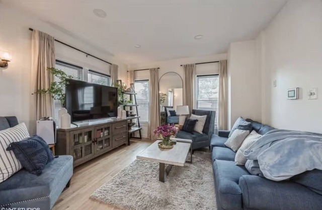 Charming house in Oak Park. Free parking. 15 mins to downtown Chicago