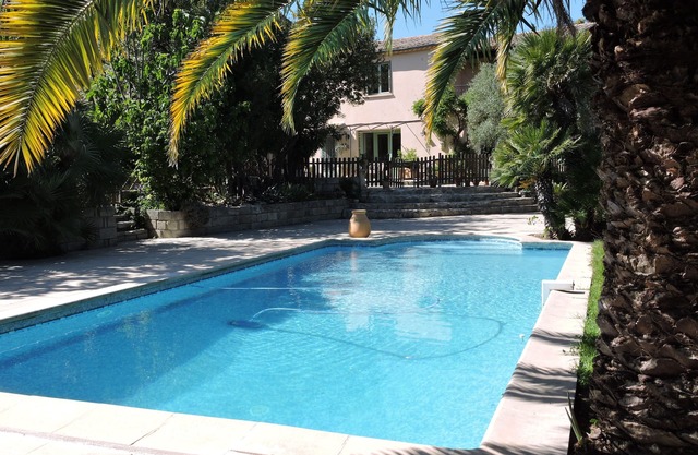 Charming house, Large swimming pool, landscaped garden, sunny, quiet, near beach