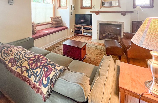 Charming house near golf and downtown with gas fireplace, deck and washer/dryer