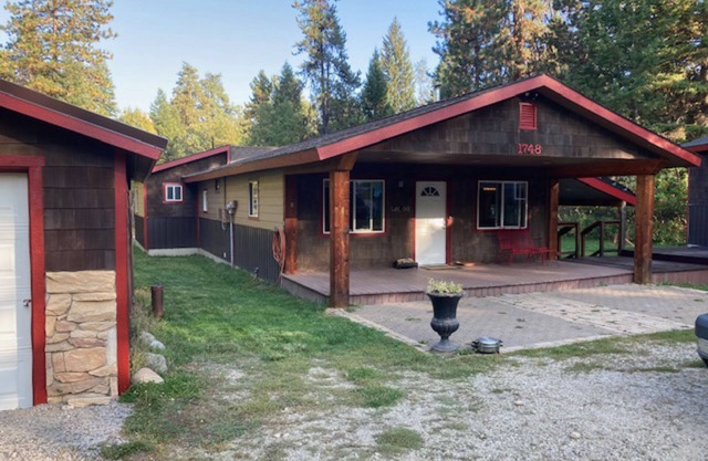 Charming house near skiing and golf with hot tub, deck, kayaks, firepit, & W/D