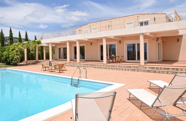 Charming house with private pool, surrounded by greenery, in hilly position with charming and impres