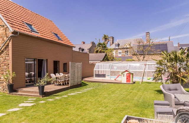 Charming house with shared pool in Pontorson center