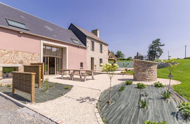 Charming House with Trampoline, Garden, Near Hiking Trails, Sleeps Up to 10