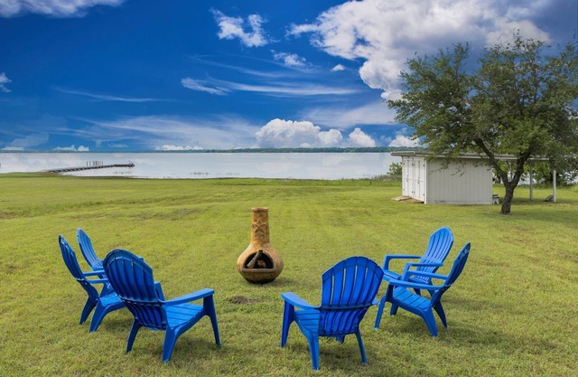 Charming Lake Front Home Fishing Dock Fire Pit Kayaks