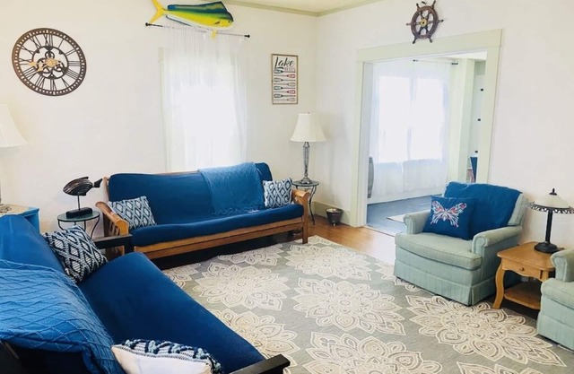 Charming Lake House, Sleeps 8, Great For Kids, Located Downtown, Walk To Beach