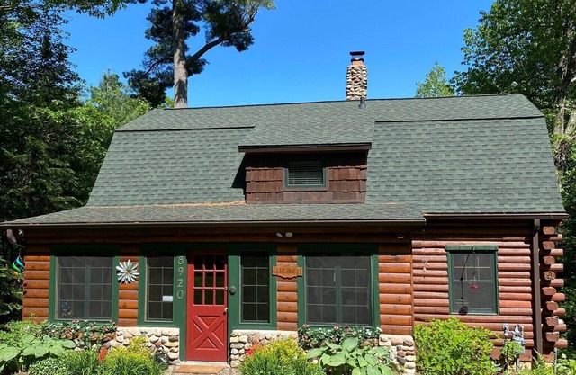 CHARMING LAKE SHISHEBOGAMA LOG HOME - Sleeps 6- 3bd and 2.5 bath