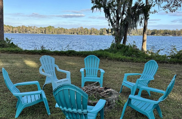 Charming lakefront 4-bedroom house, sleeps 10 adults. Come and Relax