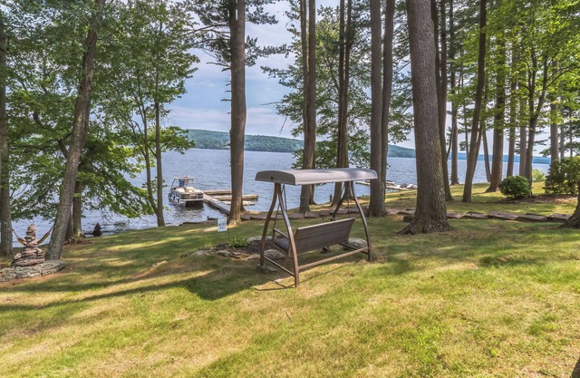 Charming LAKEFRONT 4-bedroom 3 bath house with kayaks, paddleboards, WiFi and AC