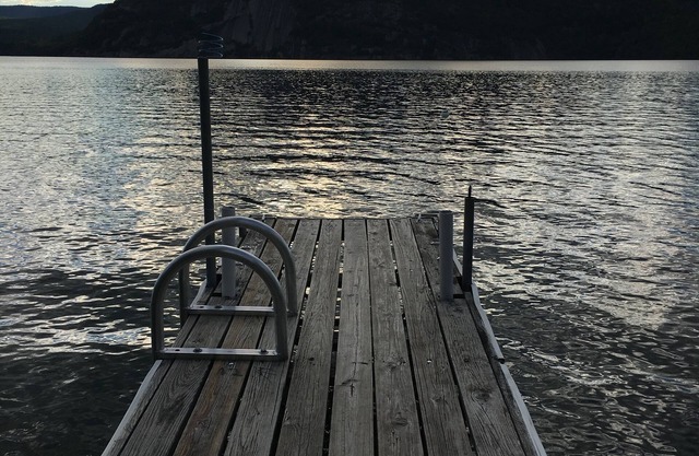 Charming Lakefront Cottage - Northern Lake George