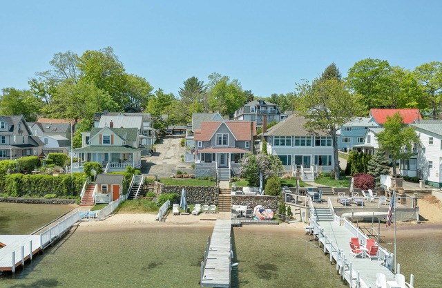 Charming Lakefront Cottage Nearby to the Weirs with dock and sand beach