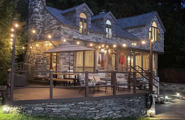 Charming Lakefront Retreat: Stunning Views, Cozy Ambiance