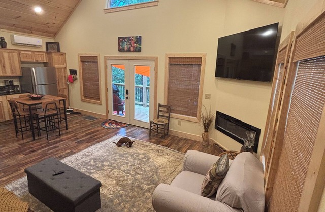 CHARMING Lakeside Cottage