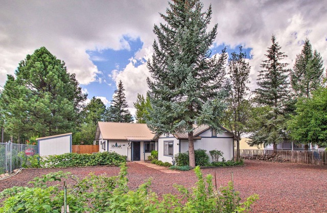 Charming Lakeside Cottage w/ Patio + Grill!