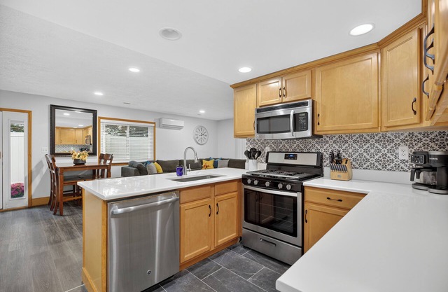 Charming LO Home - Private 1st Floor, King Bed, Stocked Kitchen w/Fenced Yard