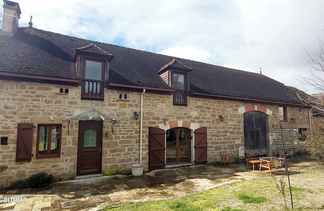 Charming Lotoise residence with swimming pool