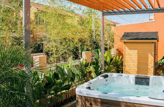 Charming Love, Lourdes Villa 2-bedroom house with Jacuzzi, Sauna, WiFi, AC &more