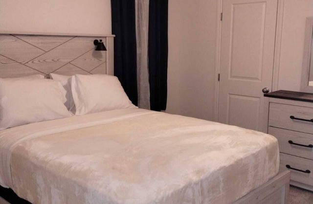 Charming Luxury Room for rent King and Queen bed available