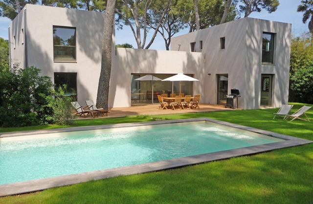 CHARMING LUXURY VILLA 200m2 in unspoiled nature 3000m2 near the Garoupe