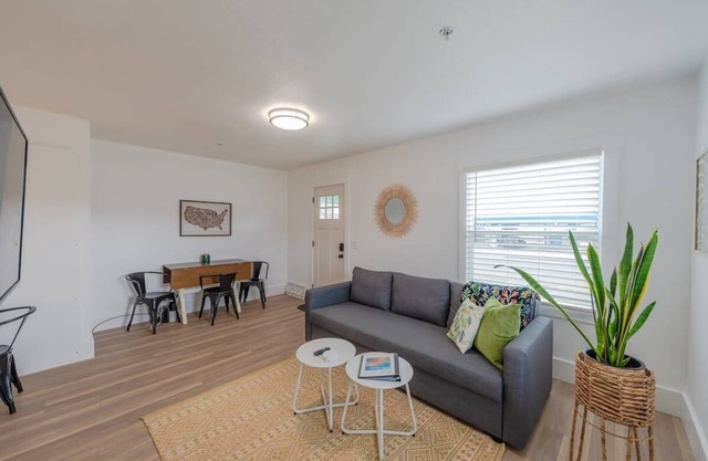 Charming Modern Cottage, Downtown @pinpointstays