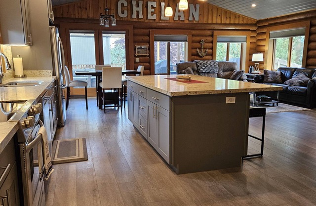 Charming, modern log cabin, steps to the lake. Bright & spacious. Ideal escape!