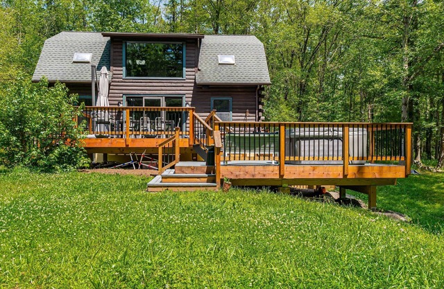 Charming Mohonk Home with Fire Pit and Hot Tub