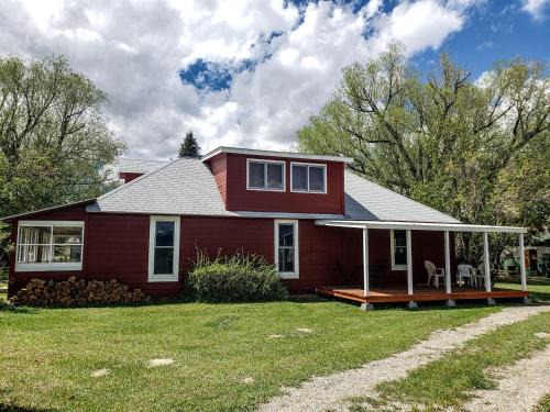 Charming Montana Bungalow with Madison River Views, Steps from Main Street in Ennis, MT