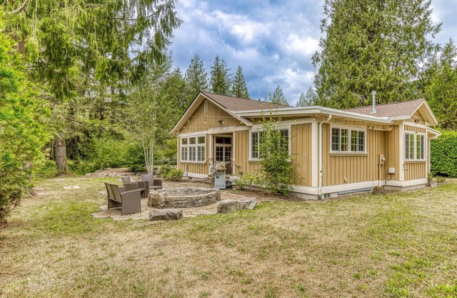 Charming mountain retreat with great deck views & fire pit - near skiing & golf