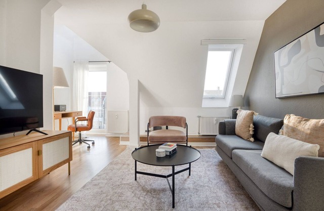 Charming Neukölln 1BR nr Hasenheide, by Blueground