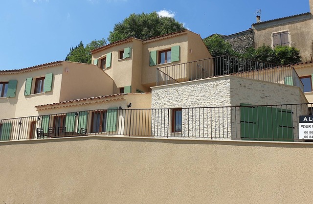 Charming new house by the lake of Esparron