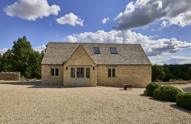 Charming newly built Cotswold stone cottage.