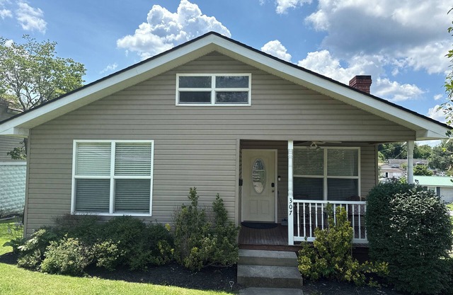 Charming on Chestnut - 8.1 miles from the New River Gorge National Park