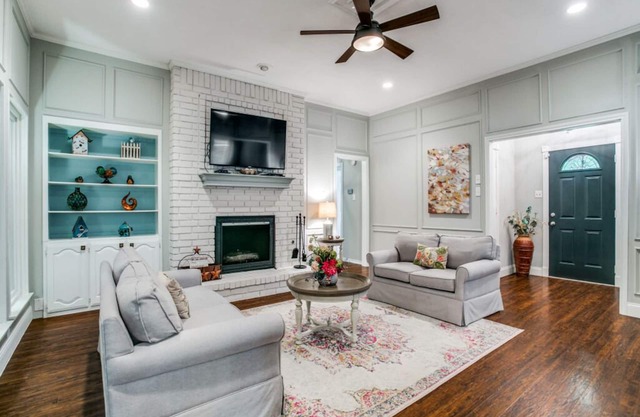 CHARMING ONE STORY HOME IN THE HEART OF GRAPEVINE!