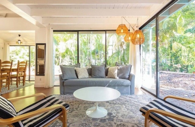 Charming open floor plan cottage in desirable Miami, fast WiFi, walk to all