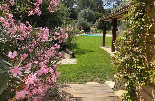 Charming, peaceful gîte with swimming pool and jacuzzi