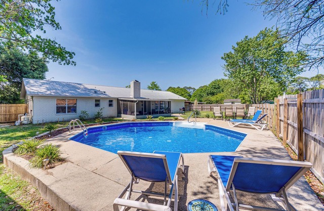 Charming Pensacola Home w/screened Lanai & Grill!