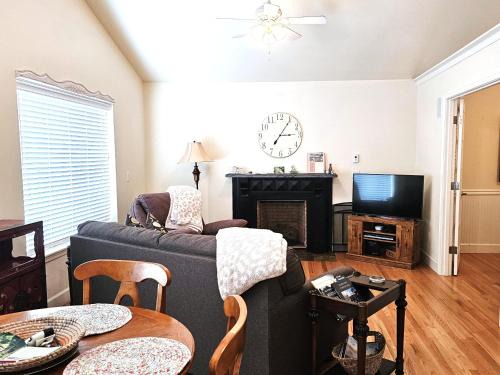 Charming, Private Cottage in Myrtle Creek