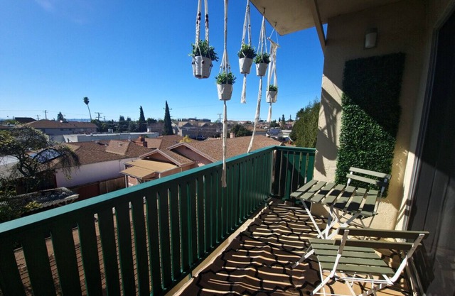 Charming private room in condo