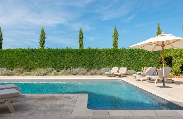 Charming Provençal Farmhouse with lovely views to Alpilles, private tennis court