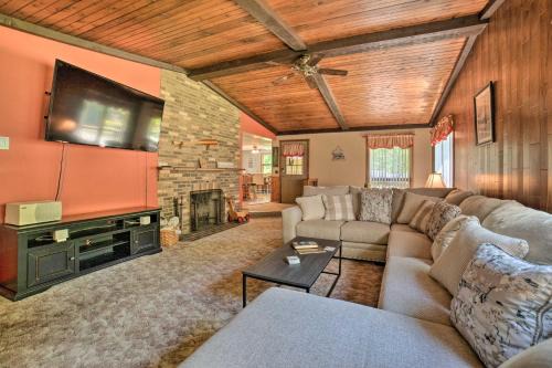 Charming Pymatuning Lake House Near Park and Beach