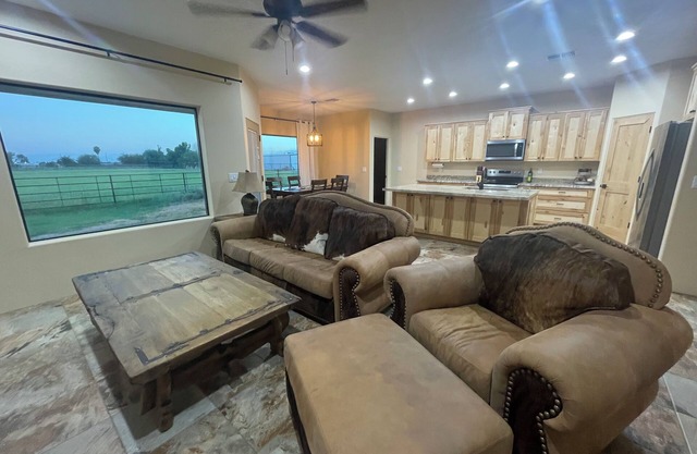 Charming Queen Creeks R6 Ranch 4-bedroom house with WiFi and AC.