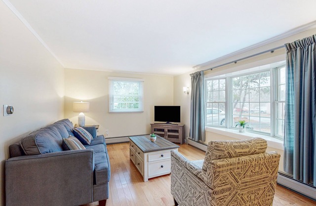 Charming ranch home with fast WiFi, central air conditioning, & a washer/dryer