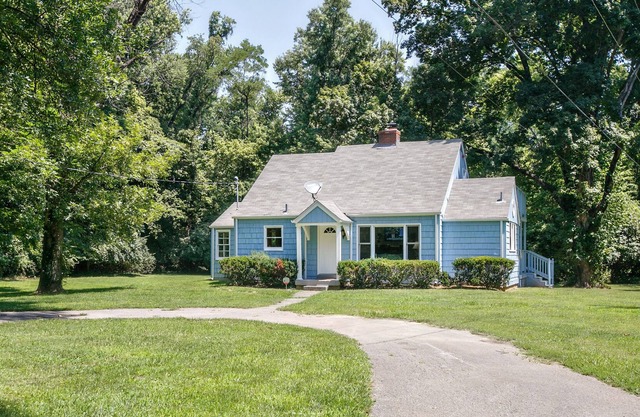 Charming Remodeled 1930's Cottage Retreat - City Convenience in Country Setting