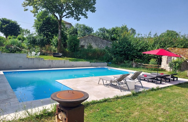 Charming renovated farmhouse with large pool